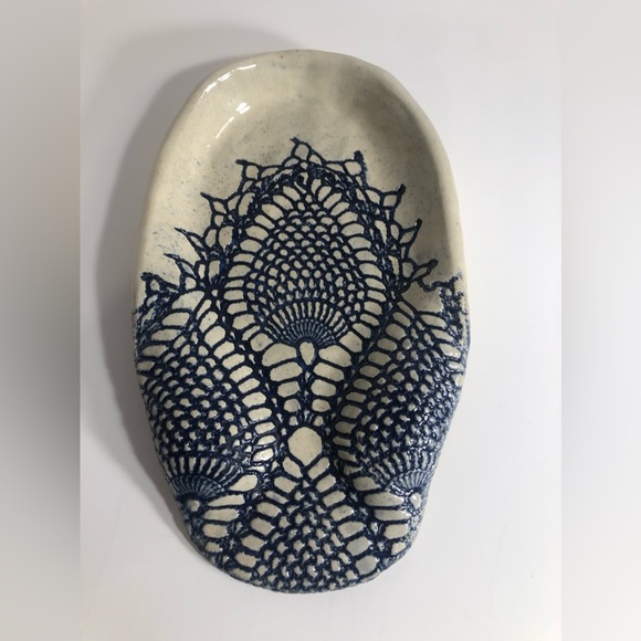Bonnie Young Scoggins Lace Imprinted Pottery Spoon Rest - Picture 11 of 11